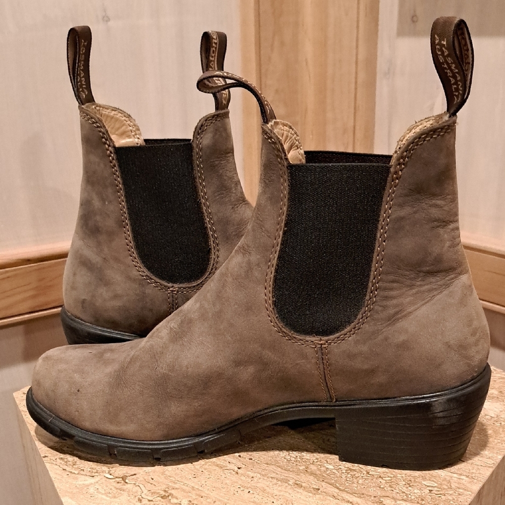 Blundstone Taupe Suede 1677 Chelsea Boots 8 - Picture 10 of 11